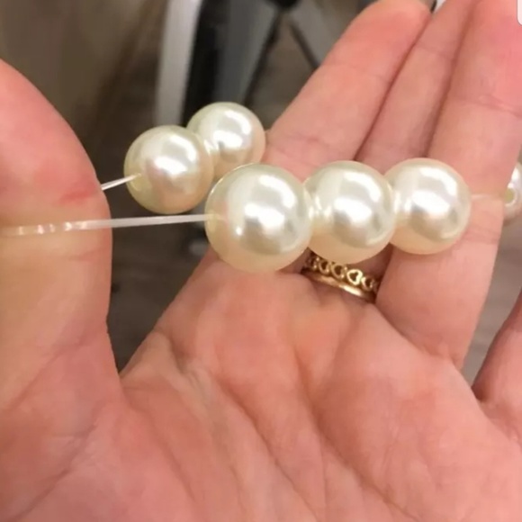 💎[3 for $15]💎 Pearl Scrunchie Ponytail Holder - Picture 5 of 6